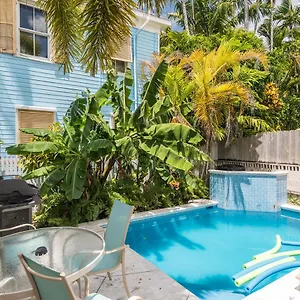 Holiday home Poolside